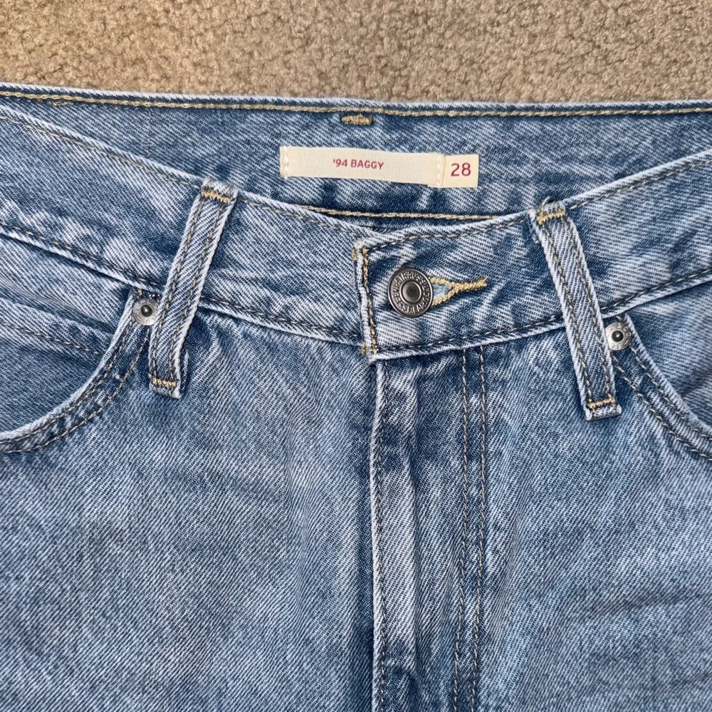 Levi's Light Blue ‘94 baggy Straight Leg Jeans, size 28, 30 inch inseam - Picture 3 of 5